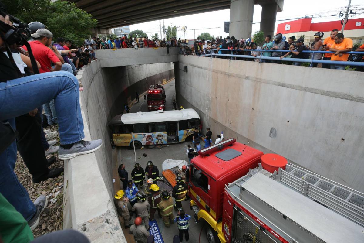 El conductor del bus quedó atrapado entre la pared de concreto y el amasijo de hierro del automotor.