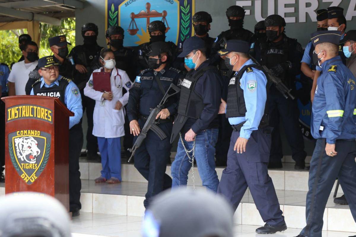 Una médico estuvo presente durante la presentación de Hernández en el Comando de Operaciones Especiales.