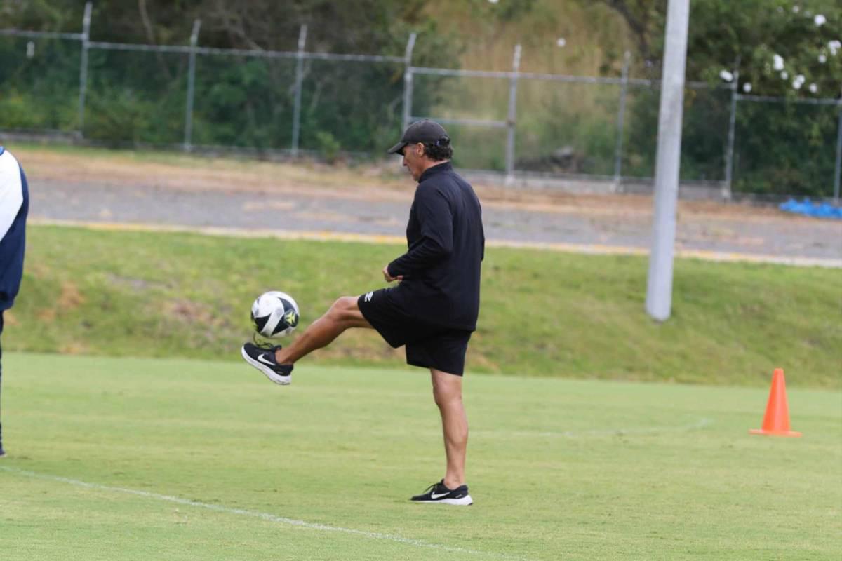 Troglio sorprende y se gana los aplausos en entreno de Olimpia antes de enfrentar al Olancho FC