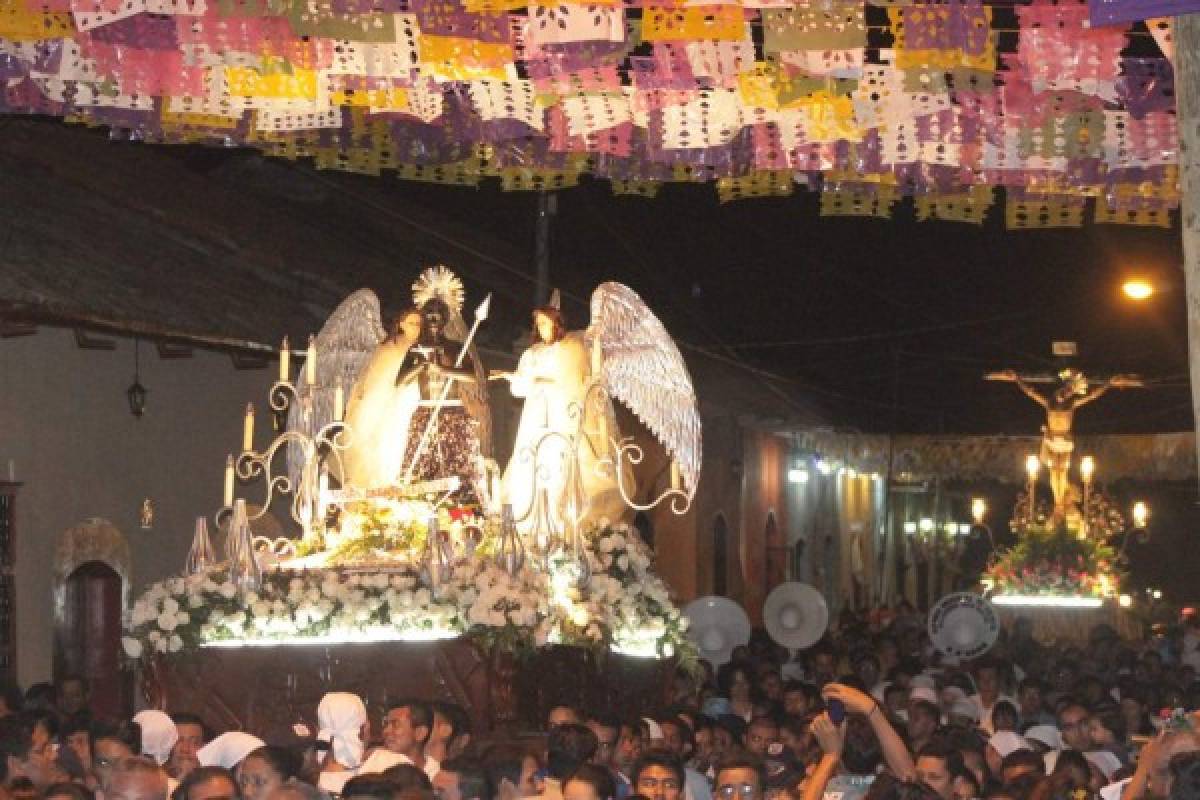 Miles de personas se suman a la procesión que recorre toda la ciudad. Foto: Orlando Chávez Esquivel