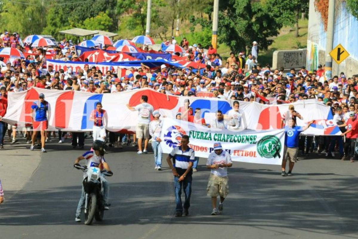 ¡Espectácular llegada de la Ultra Fiel al Estadio Nacional!