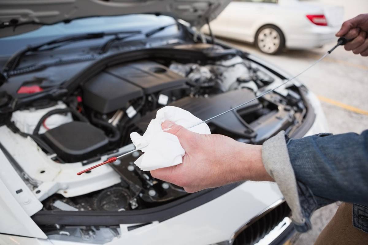 Hace no mucho la frecuencia tradicional de cambio sugería realizarlo cada tres meses, pero con mejoras en la calidad del aceite y los materiales del motor, ese intervalo puede extenderse entre los seis y los doce meses.