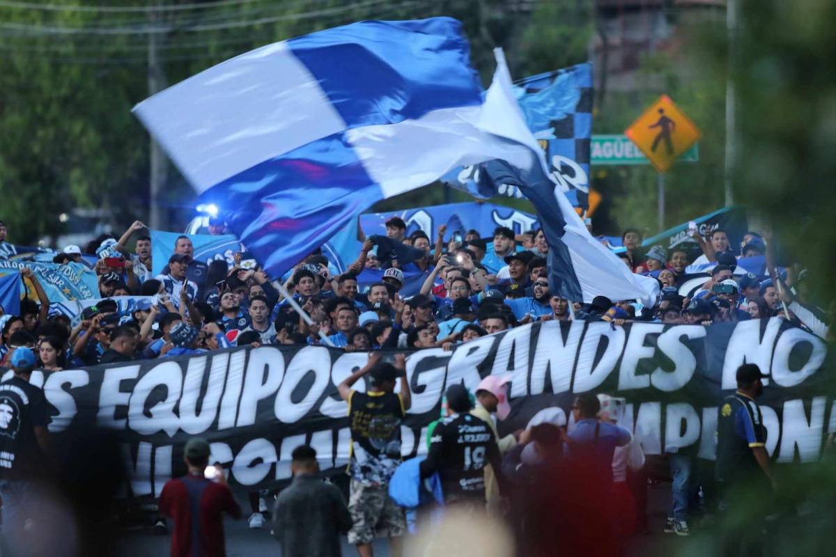 En fotos: Ambientazo de los azules, disturbios y sonrisa de Auzmendi previo al Motagua vs Olimpia