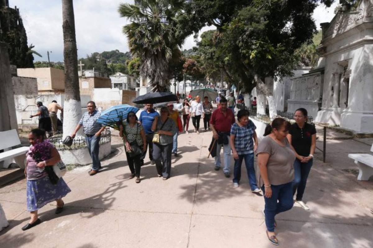 Masiva afluencia de dolientes en camposantos de la capital