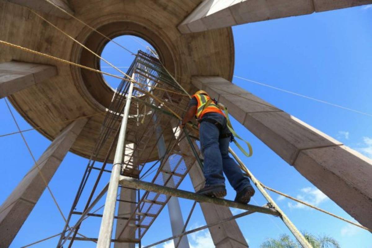 Reparan asta de monumento de La Paz en Tegucigalpa   