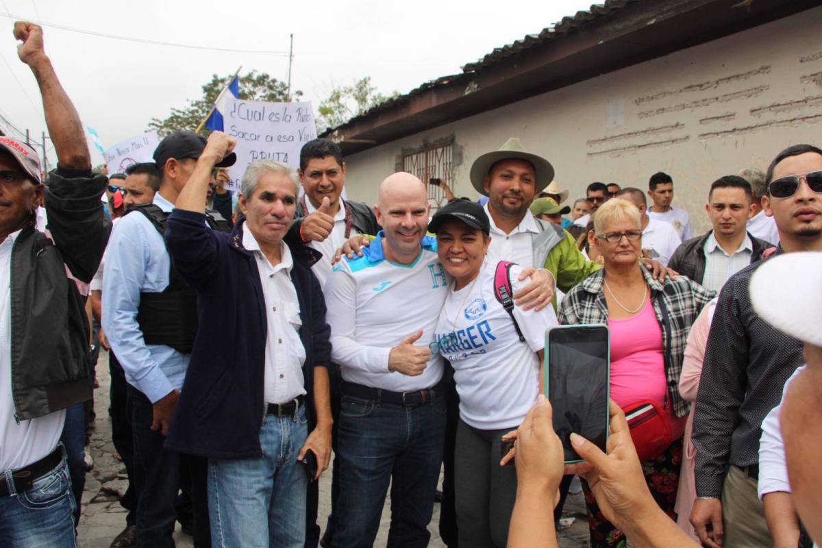 Pedro Barquero aprovechó para fotografiarse con los asistentes a la marcha.