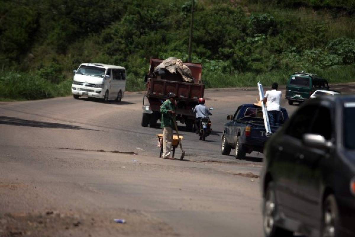 Capitalinos reparan por su cuenta calle dañada