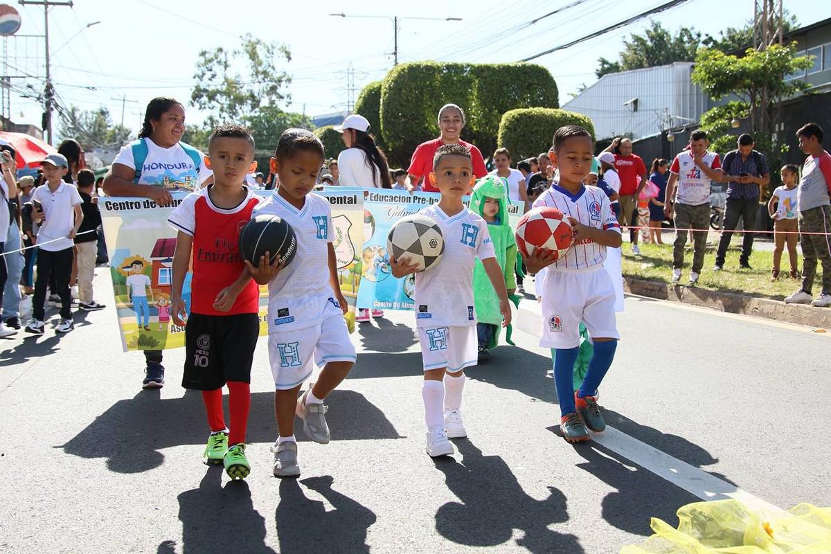 Bulevar Morazán brilla con desfile de prebásica en inicio de Independencia Patria