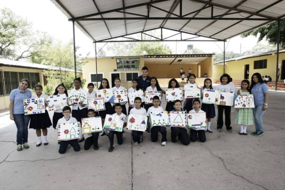 Escolares realizan paisajes con tapas y pajillas recicladas