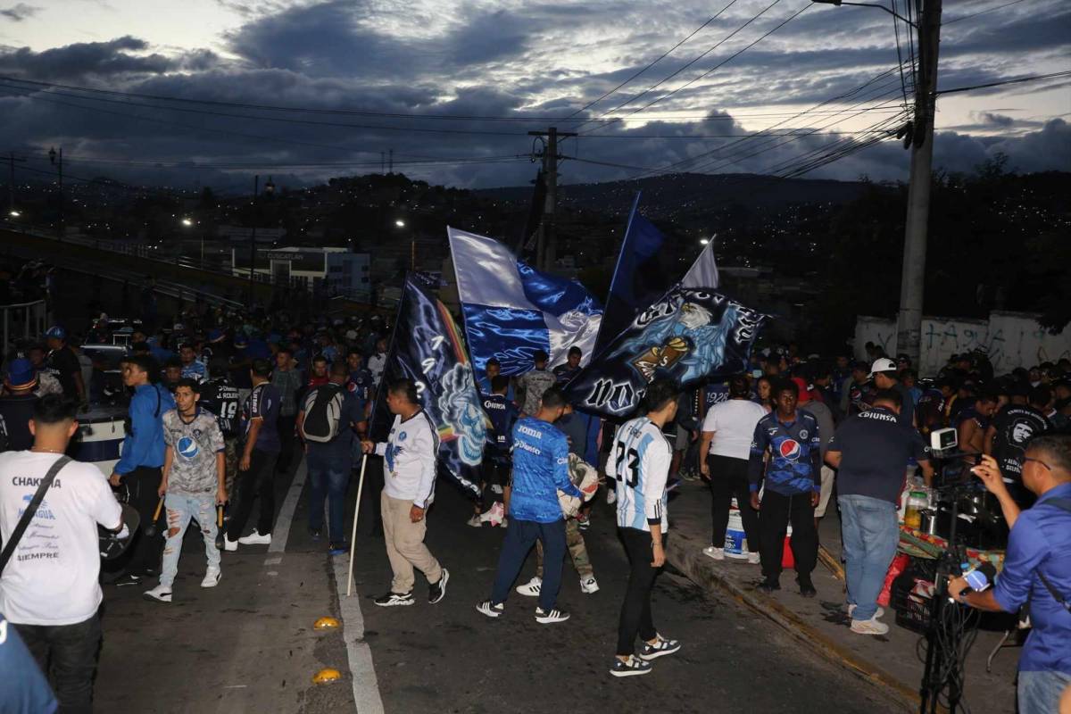 En fotos: Ambientazo de los azules, disturbios y sonrisa de Auzmendi previo al Motagua vs Olimpia