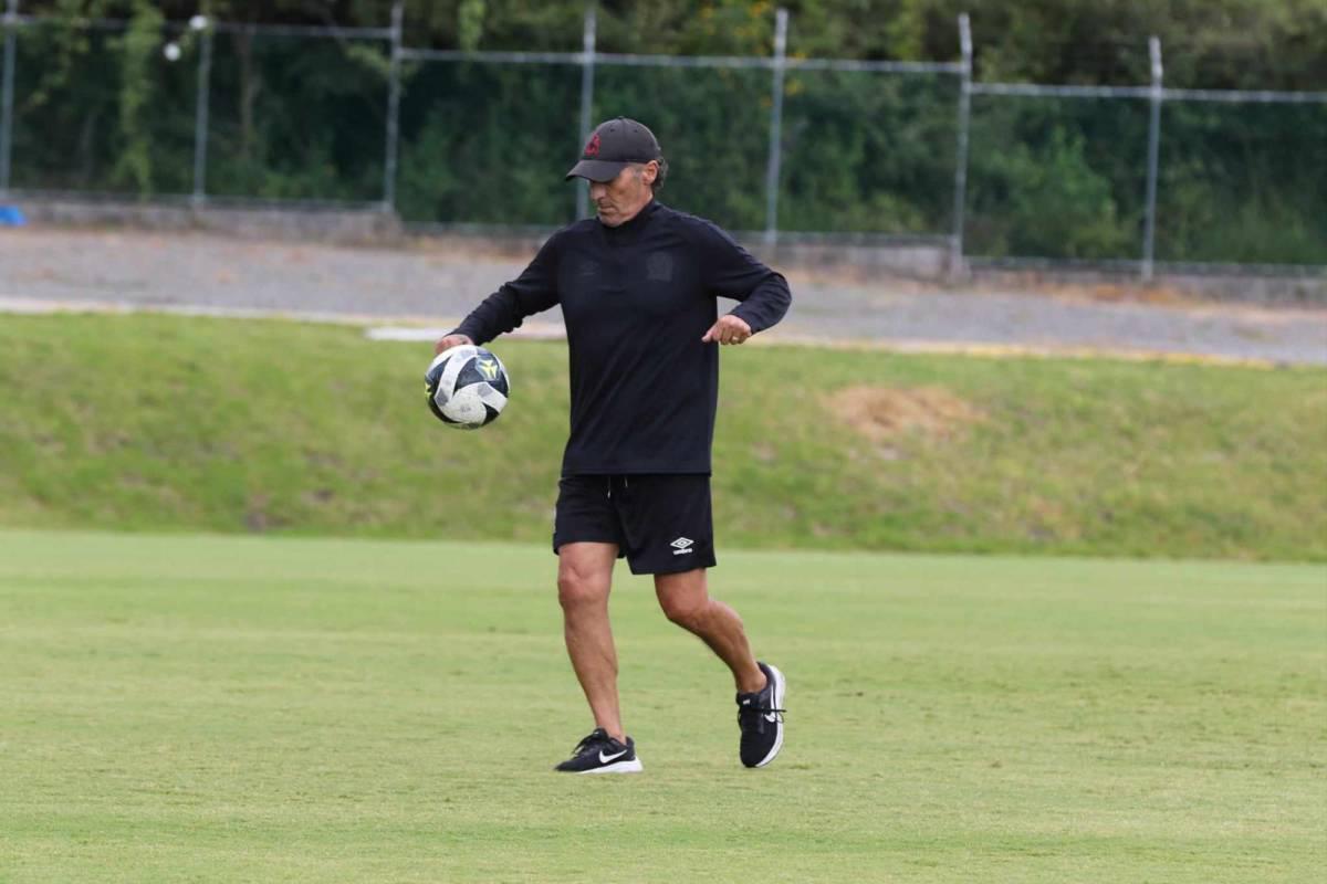 Troglio sorprende y se gana los aplausos en entreno de Olimpia antes de enfrentar al Olancho FC