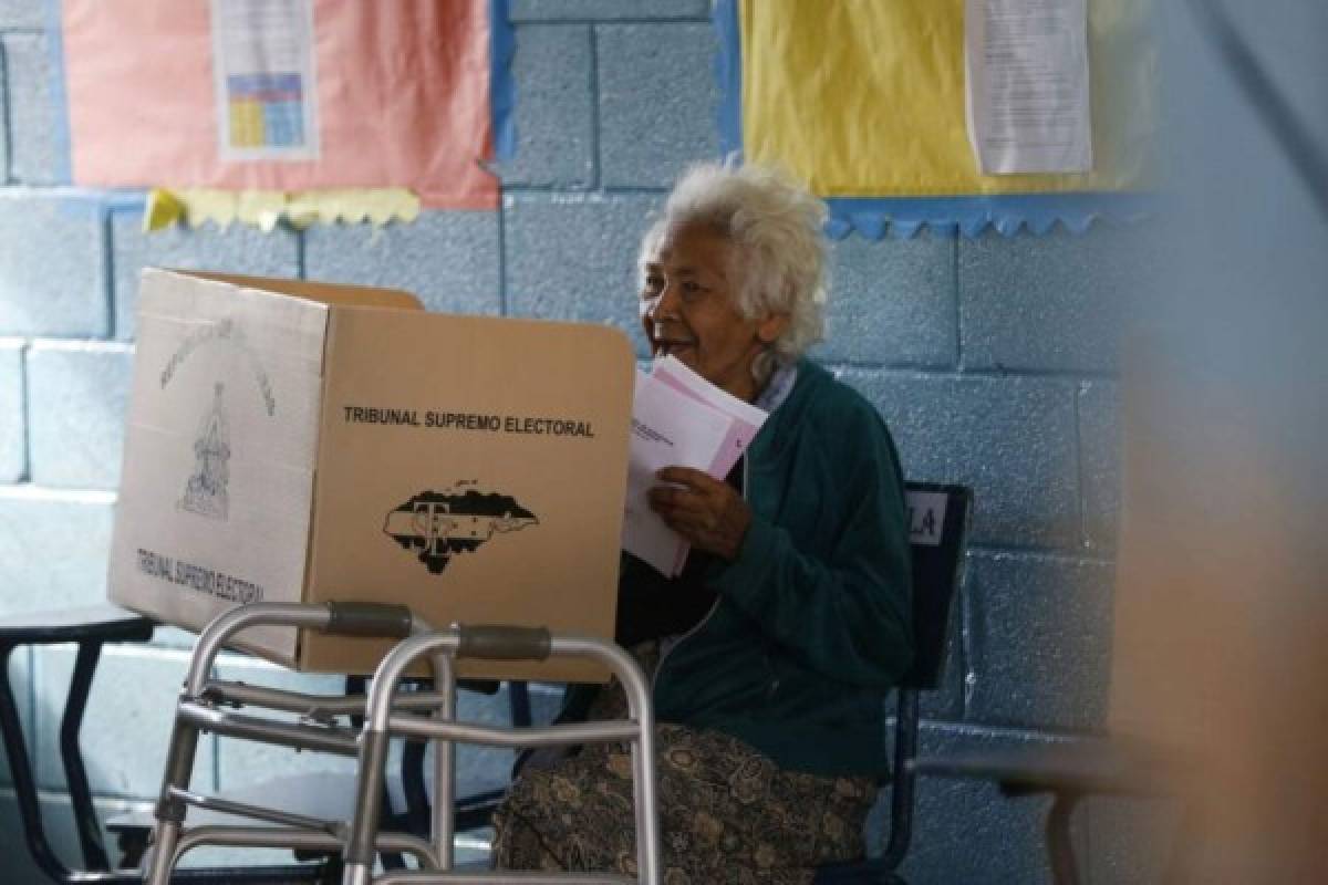 Abuelitos hondureños ejercen su derecho a votar