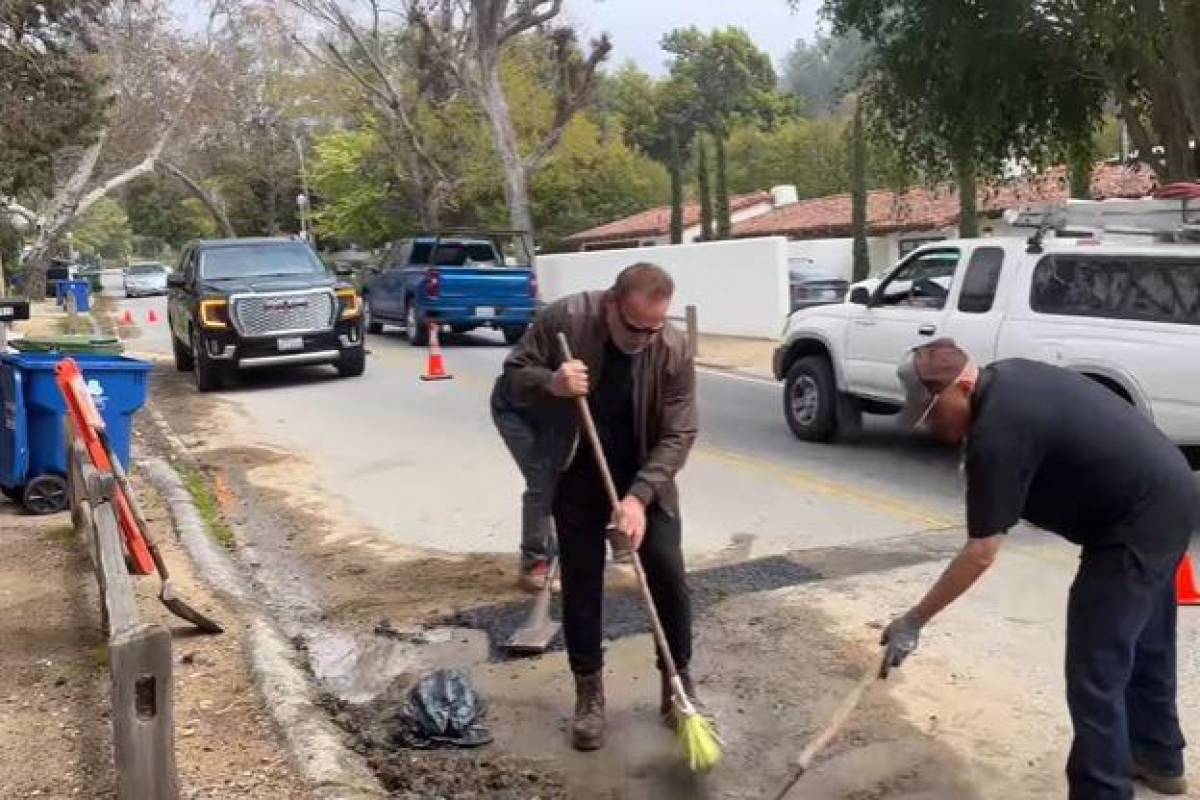 El actor de Hollywood se sumó a las labores a reparar los baches frente a su entrada.