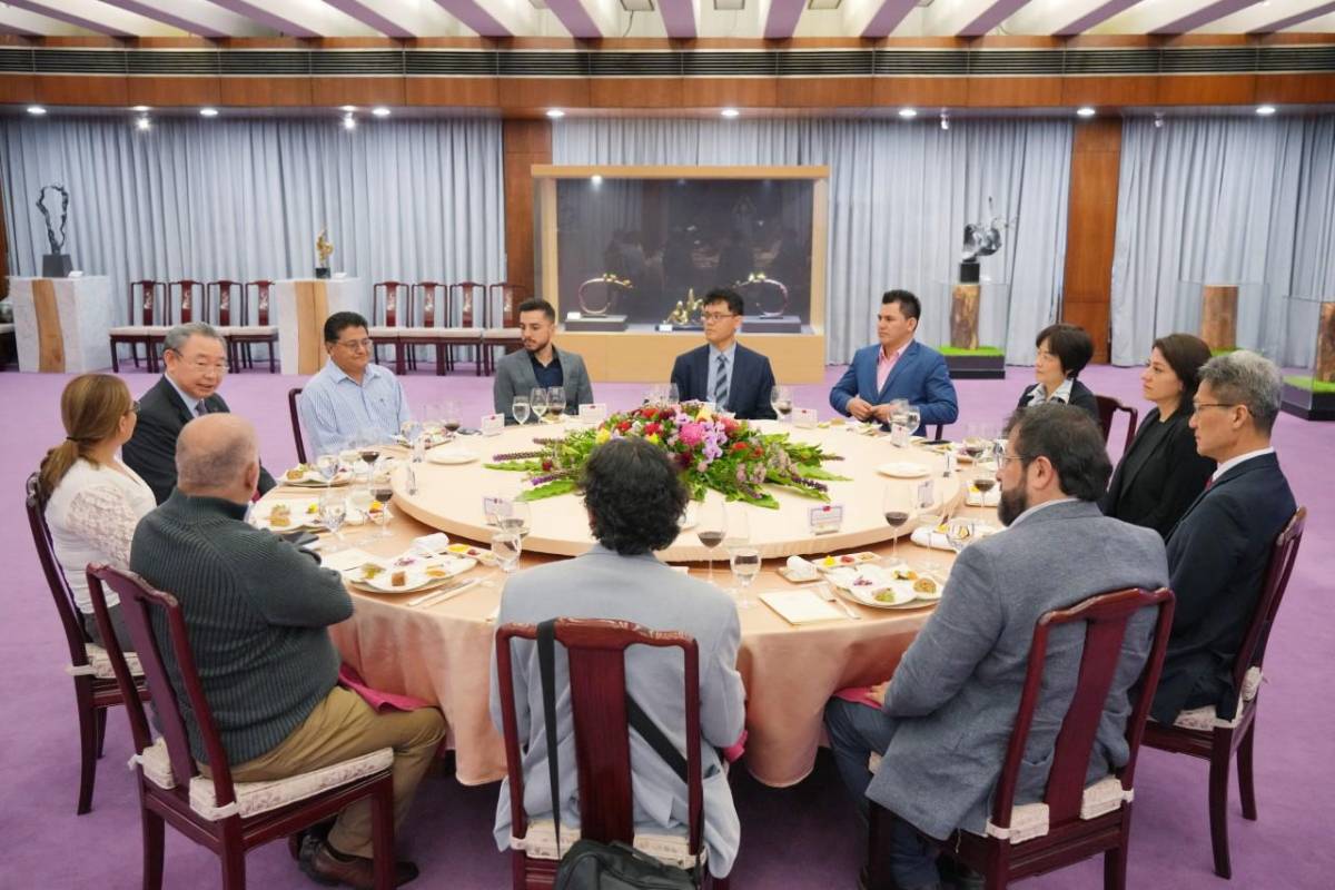 Periodistas de Latinoamérica junto al vicencanciller taiwanés.