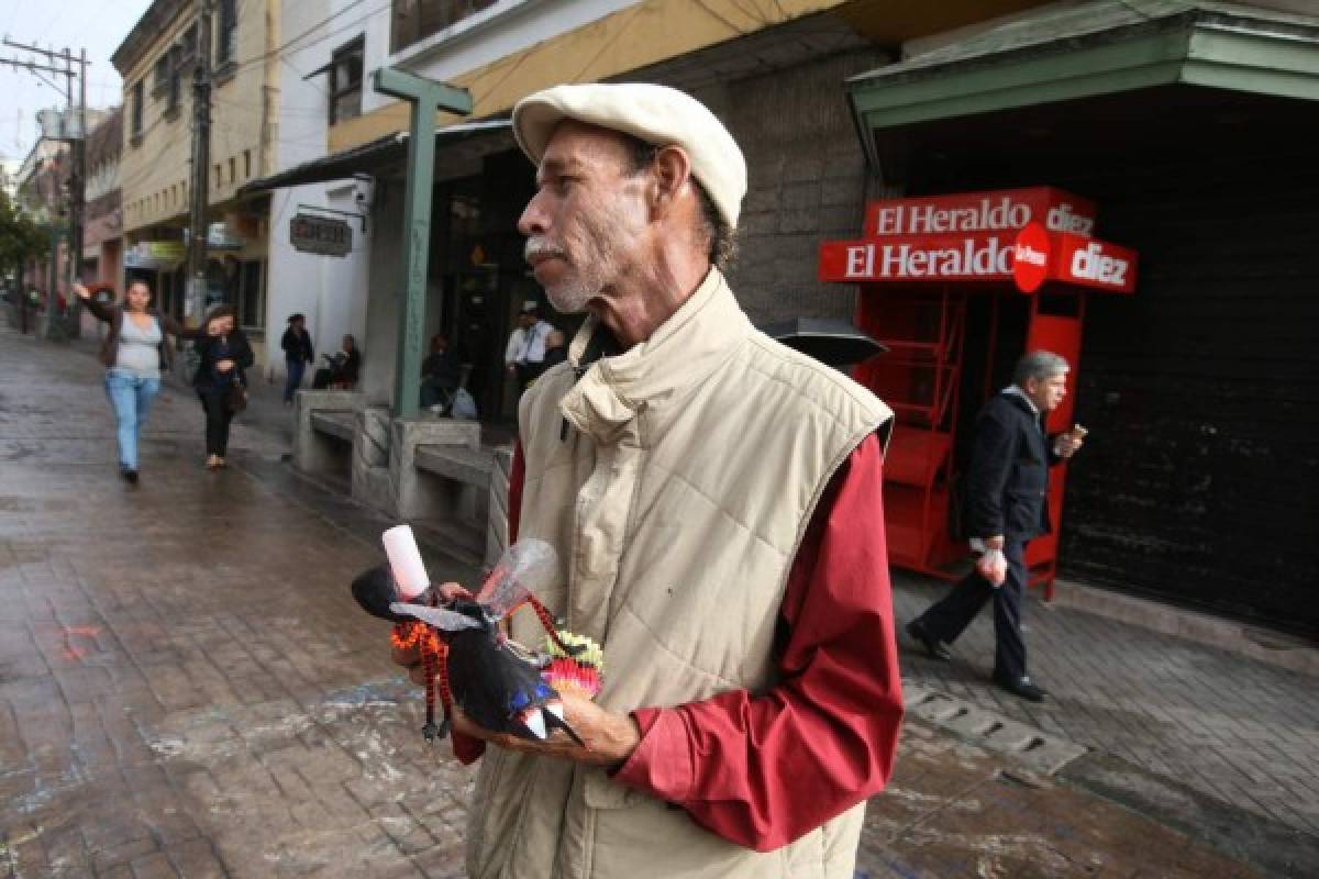 Don Altamirano, el hondureño que sobrevive jugando con el papel