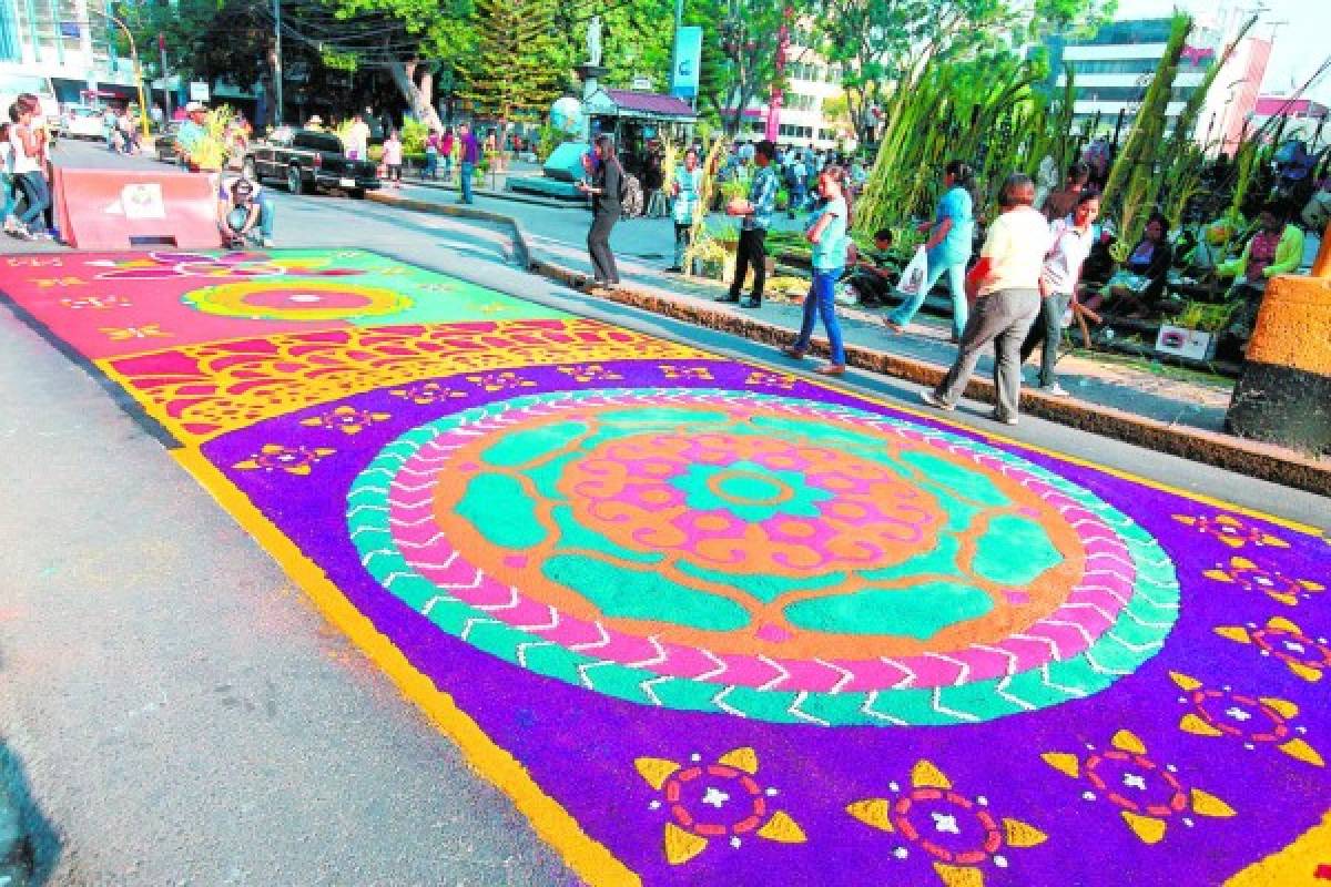 Un colorido espectáculo adorna calles de Tegucigalpa