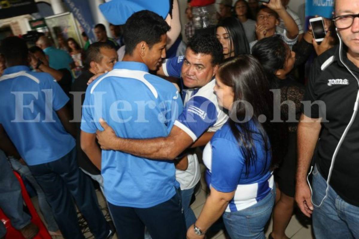 Selección de Honduras Sub-17 es recibida con algarabía en el aeropuerto Toncontín de Tegucigalpa