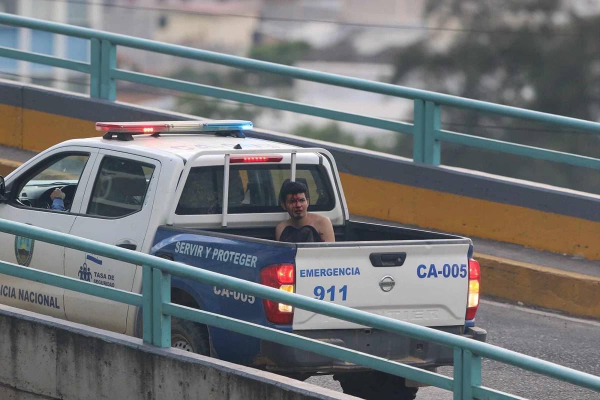 En fotos: Ambientazo de los azules, disturbios y sonrisa de Auzmendi previo al Motagua vs Olimpia