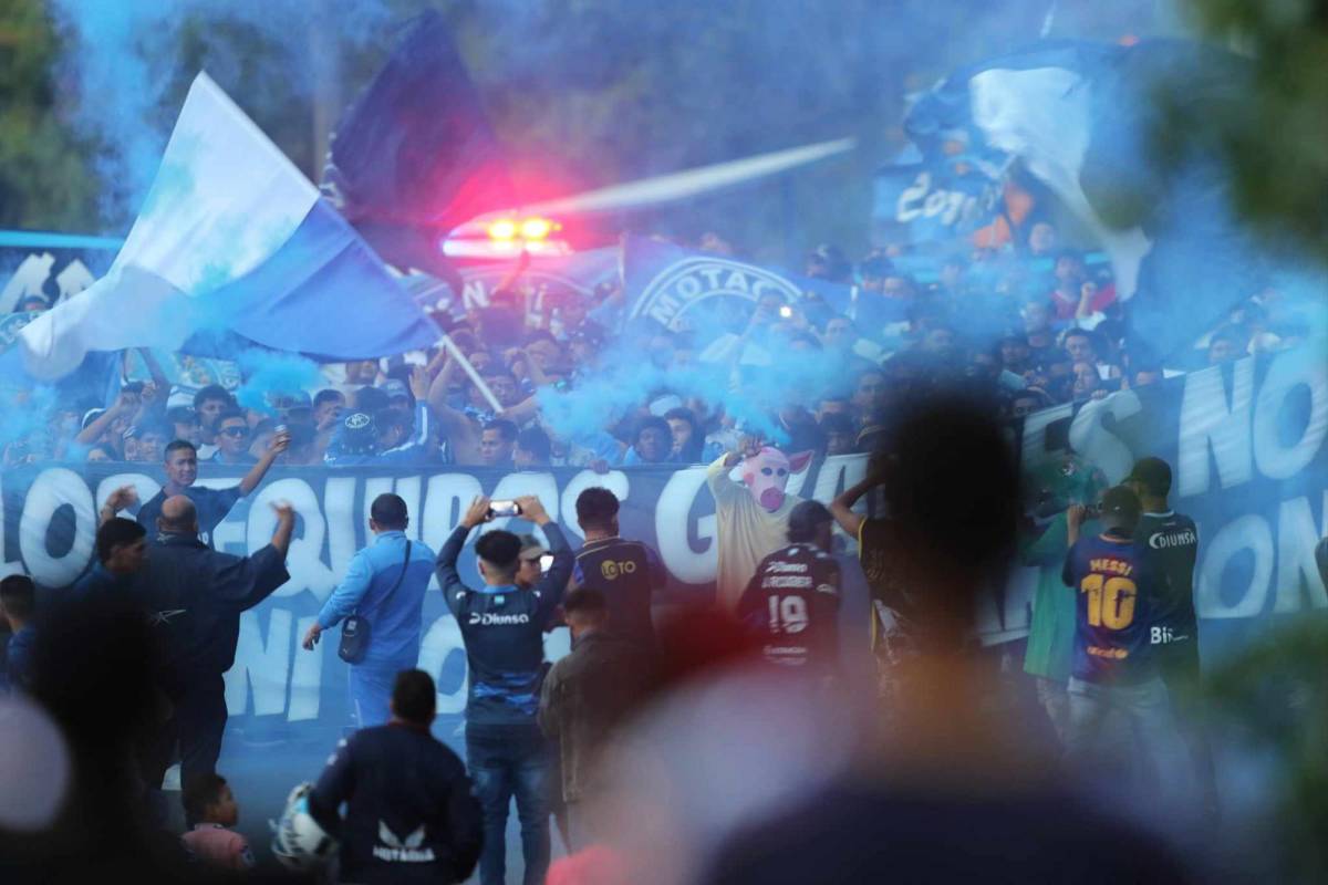 En fotos: Ambientazo de los azules, disturbios y sonrisa de Auzmendi previo al Motagua vs Olimpia