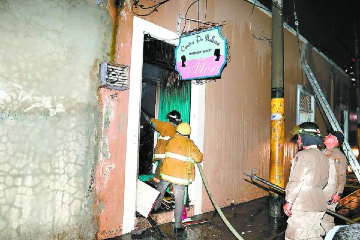 Incendio arrasa con locales en el centro histórico de Tegucigalpa, Honduras