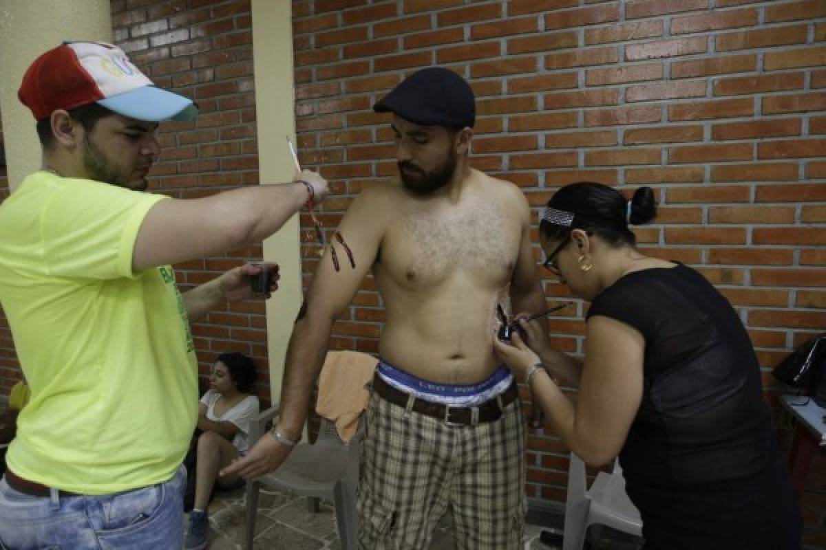 Malcon Ayax Zúñiga y el arte del maquillaje en el Vía Crucis