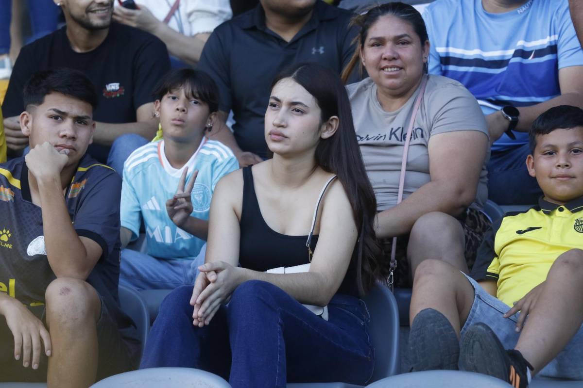 El Morazán se llena de chicas muy lindas para clásico entre Real España y Olimpia