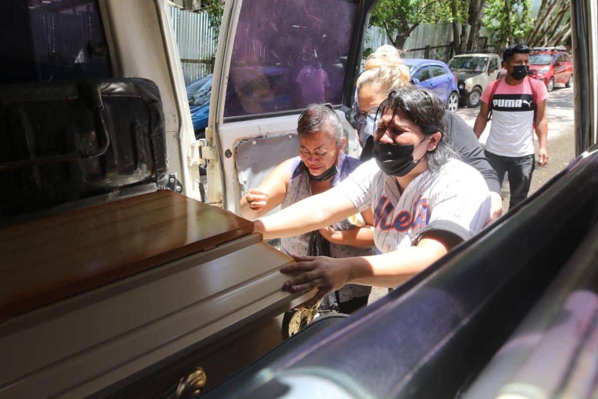 Momentos de dolor se vivieron en las instalaciones de la morgue en la entrega del cuerpo de Sirian Danelia.