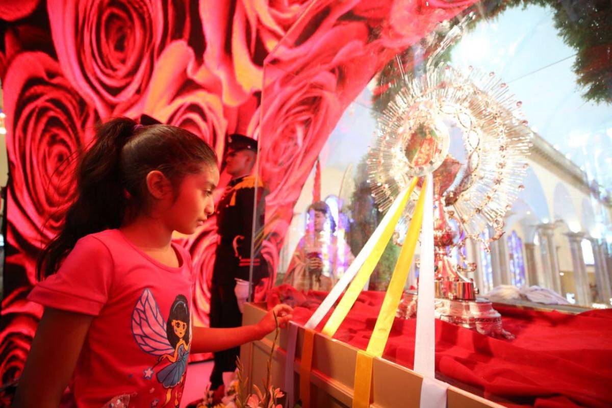 Largas filas hacen peregrinos para honrar a la Virgen de Suyapa