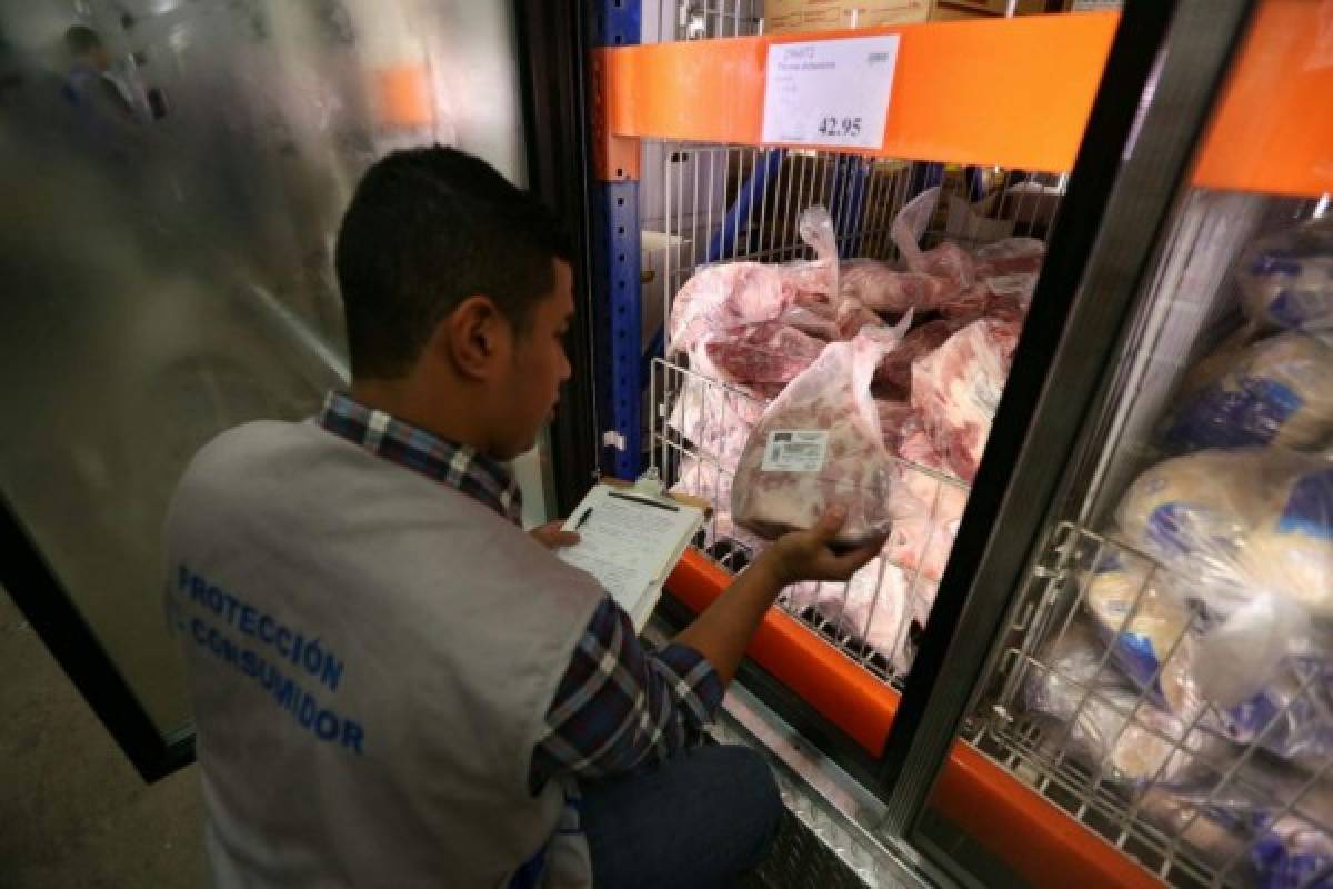 Verifican precios de productos navideños en supermercados de la capital   