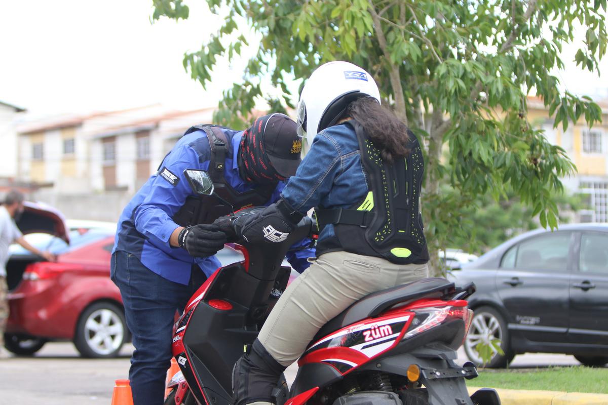 Prudencia al volante: las mujeres marcan la diferencia en el manejo de motocicletas