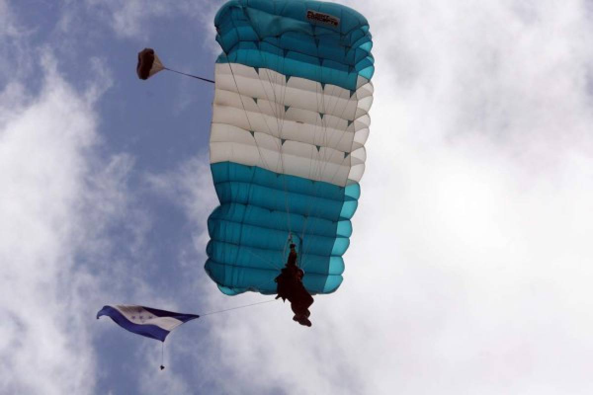 Un salto al vacío para honrar a la patria