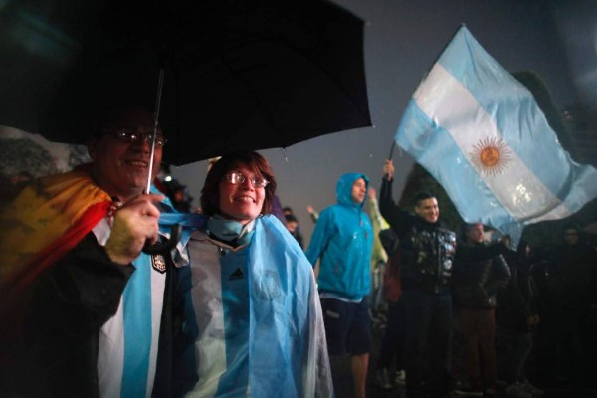 Argentinos ruegan por Messi bajo un diluvio en Obelisco porteño