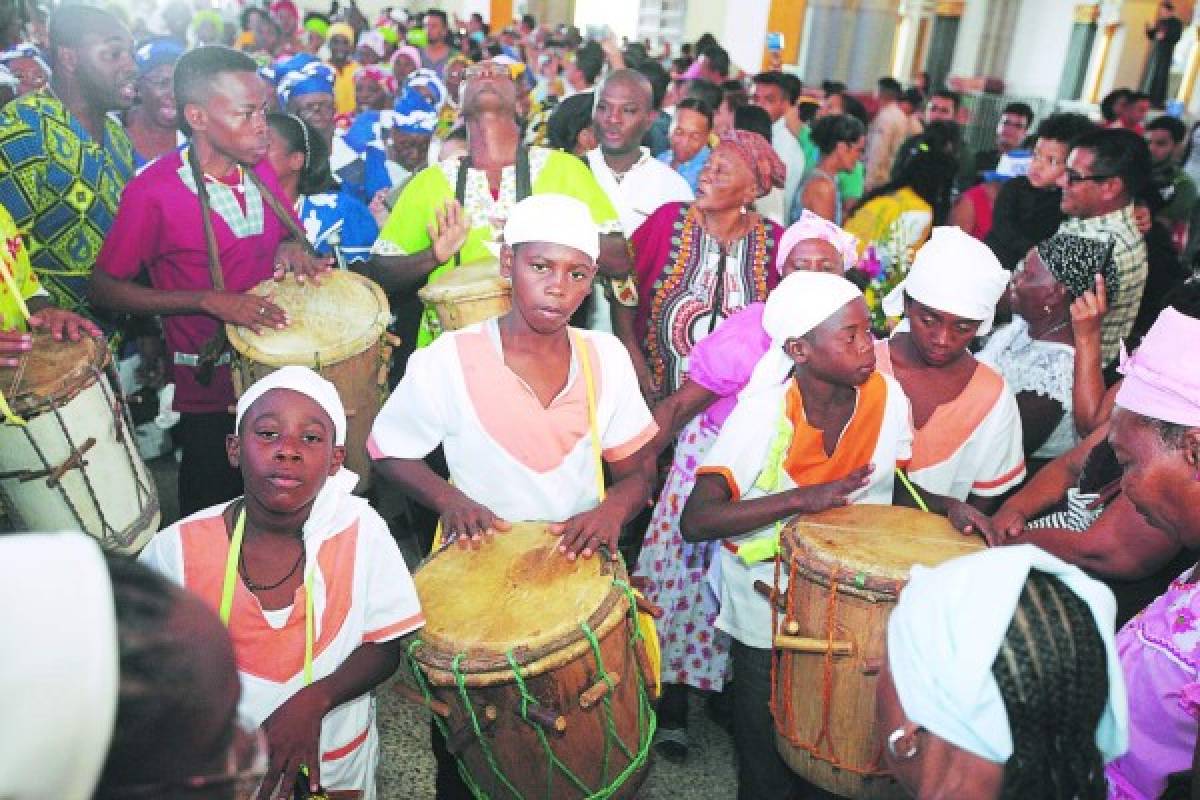 Tambores, maracas y canto para la Morenita