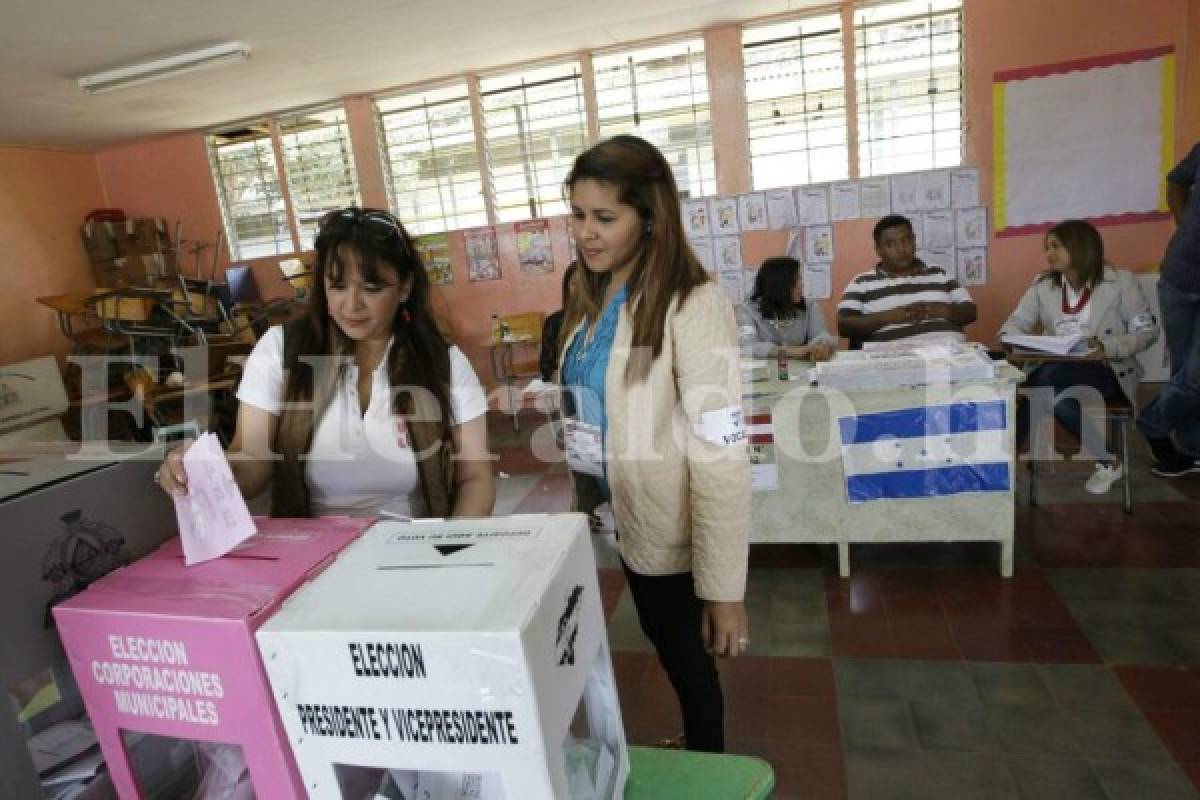 TSE cierra urnas y comienza conteo de votos; a pocos minutos de definir a los candidatos