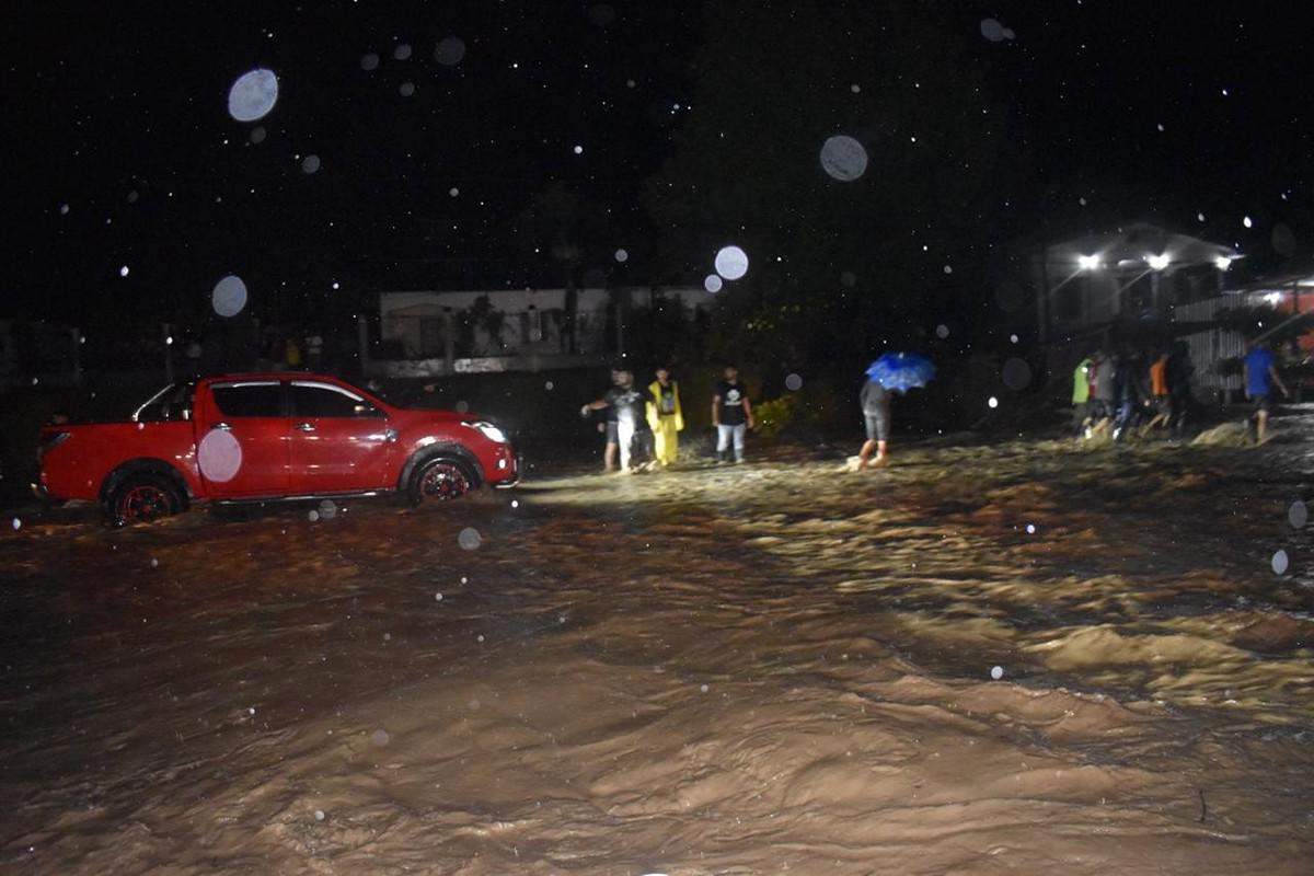 Cientos de afectados y zonas incomunicadas en norte de Honduras por tormenta tropical Sara