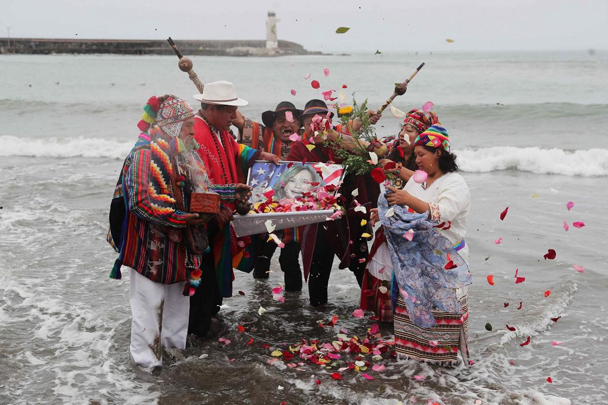 Con ritual en la playa, Chamanes envían suerte a Harris y Trump desde Lima, Perú