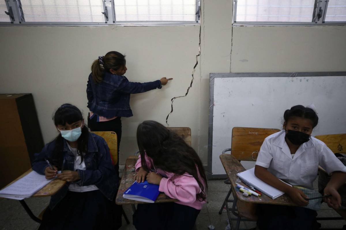 En peligro están escolares por falla geológica en aldea Suyapa