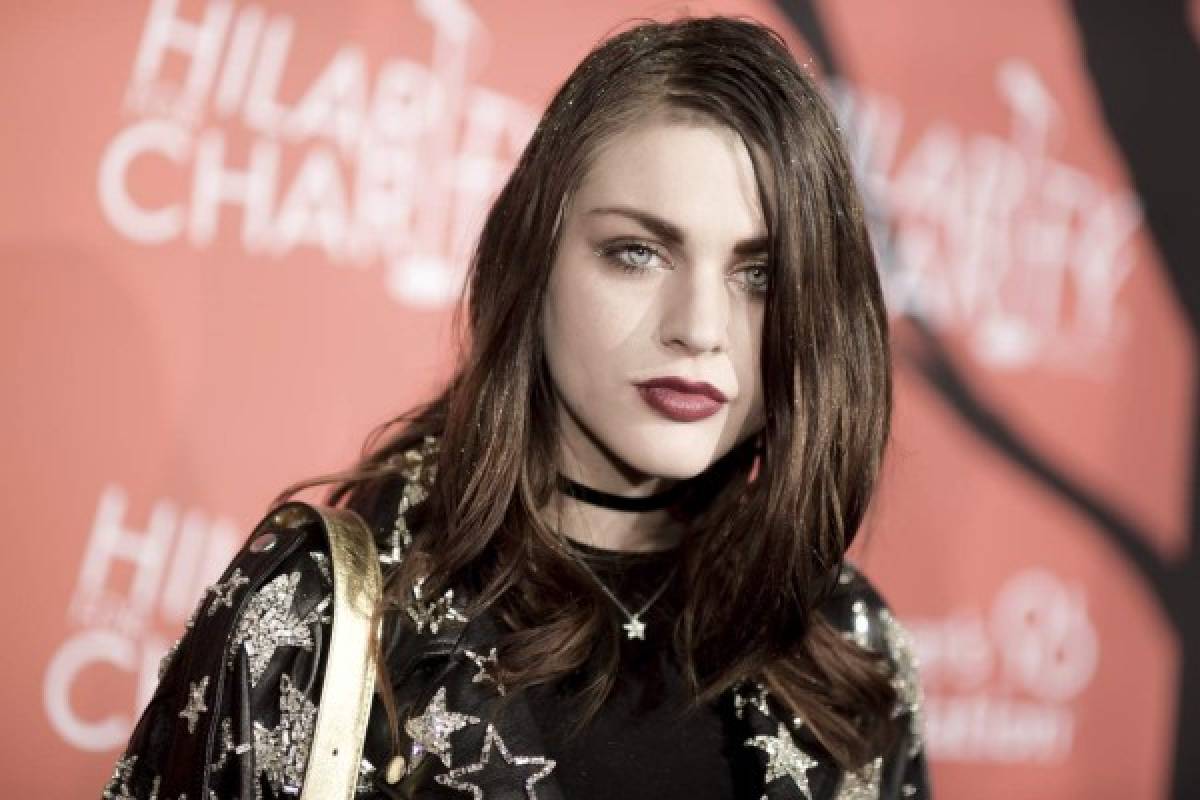 Hija de Cobain agradece a difunto padre en su 50 natalicio