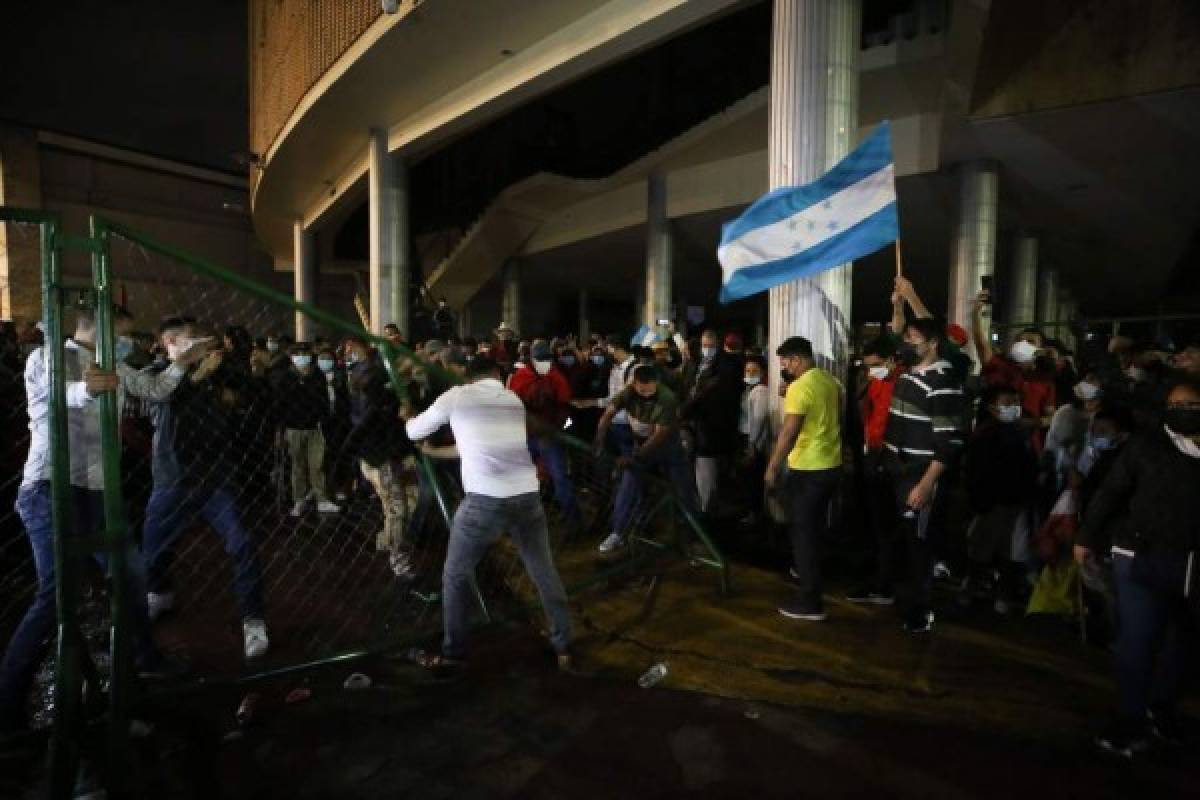 El 20 de enero de 2022 la presidenta Xiomara Castro ordenó a un oficial de la policía que retire esa verja, lo curioso es que aún no había terminado de dar la orden cuando el pueblo presente ya la estaba quitando. Foto: Emilio Flores / El Heraldo