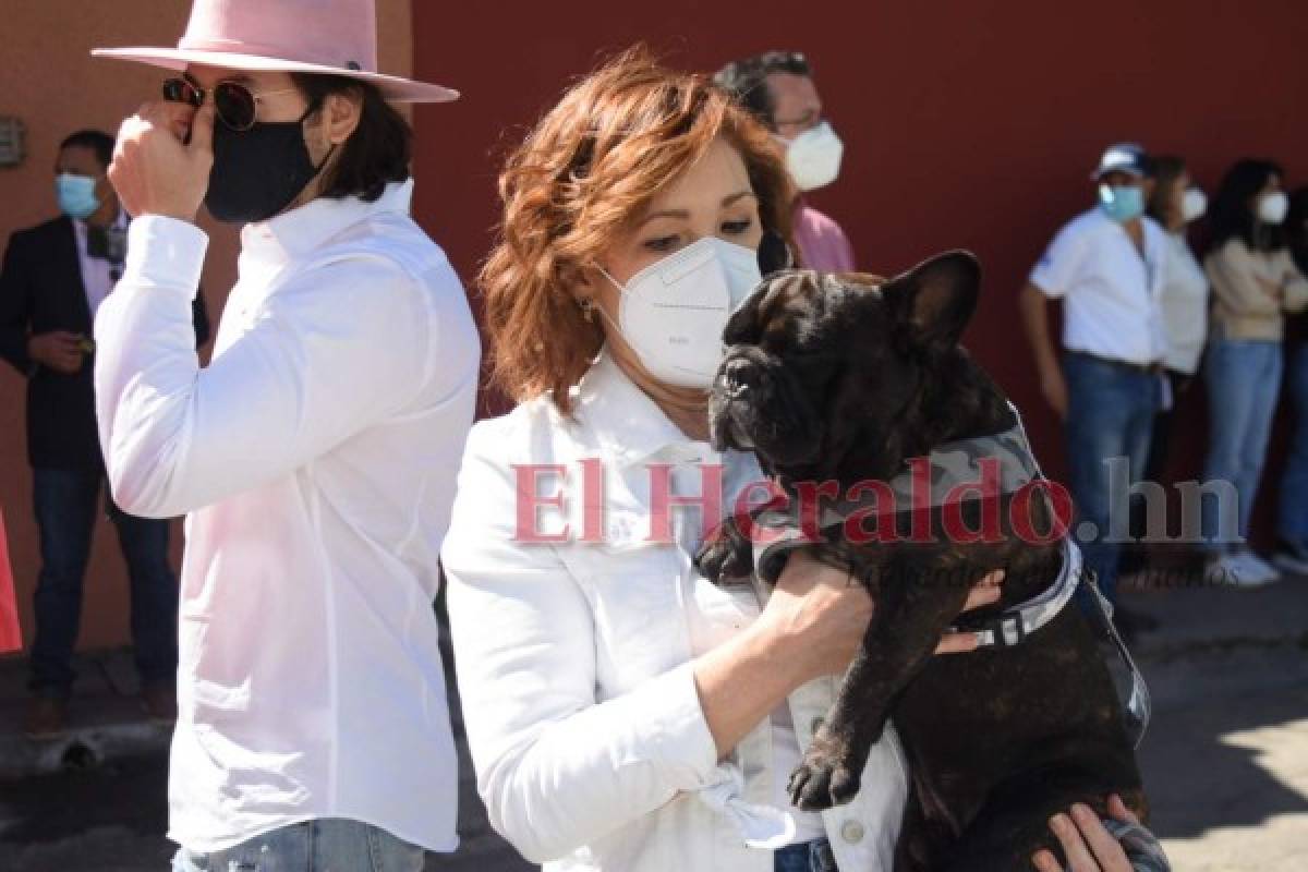 Luis Zelaya llega a votar junto a su esposa y su perrita Kemba (FOTOS)