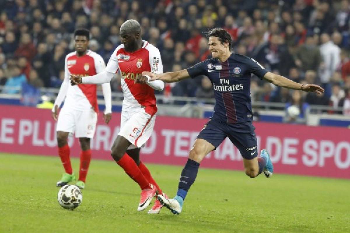 PSG logró imponerse en el duelo ante el Mónaco por la final de la Copa de la Liga en Francia. Aquí Cavani lucha por quedarse con el balón (Foto: Agencias/AP)