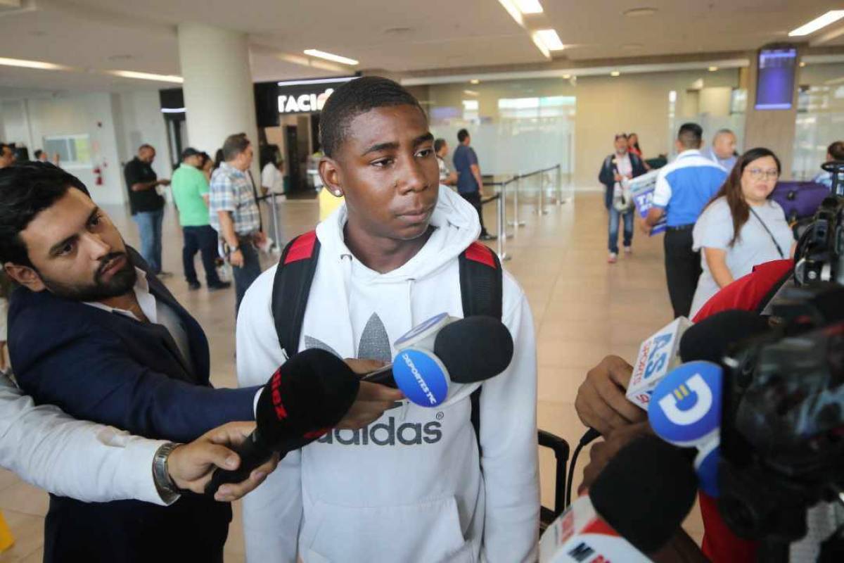 Batiz en su llegada al país para unirse a la concentración de la Selección.