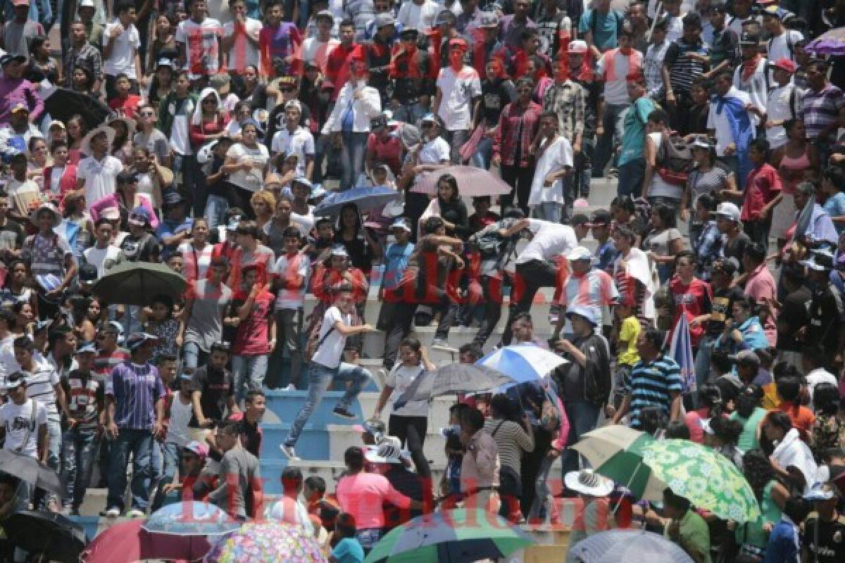 Pleito entre alumnos del Técnico Honduras y el Hibueras en los desfiles