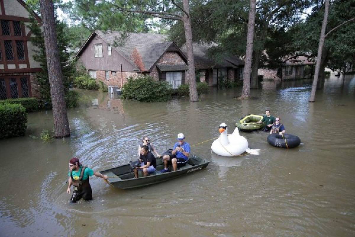 Dos explosiones químicas en Texas, Luisiana siente embate de Harvey