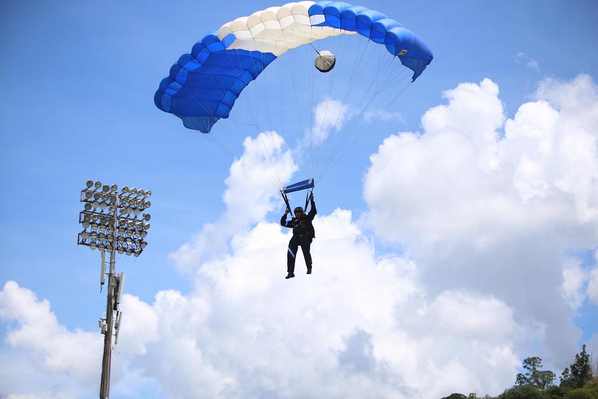 Paracaidistas deslumbran con su show aéreo en los desfiles patrios Honduras 2024