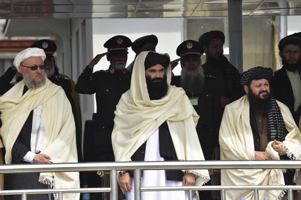 Como muchos de los altos dirigentes del régimen talibán, apareció con una larga barba y un turbante negro rematado con un chal blanco.