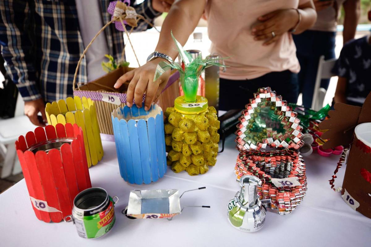 Escolares dan cátedra de creatividad en Feria de Reciclaje