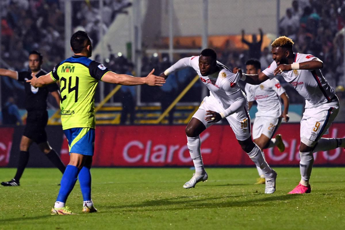 Arboleda celebra uno de los dos goles que anotó ante el Olancho FC en la final del Apertura 2023.