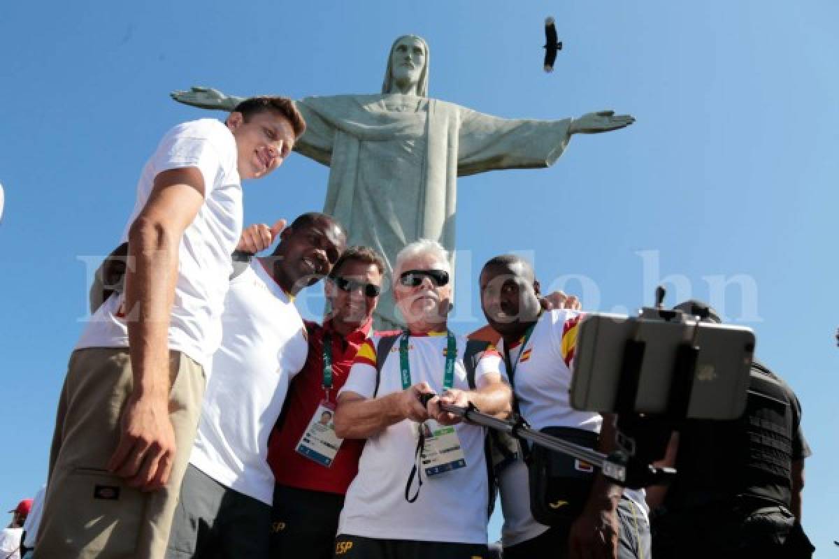 Atletas olímpicos se toman el Cristo Corcovado