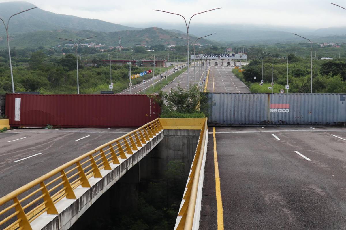 Para evitar ingreso de Edmundo González, Venezuela cierra frontera terrestre y aérea con Colombia